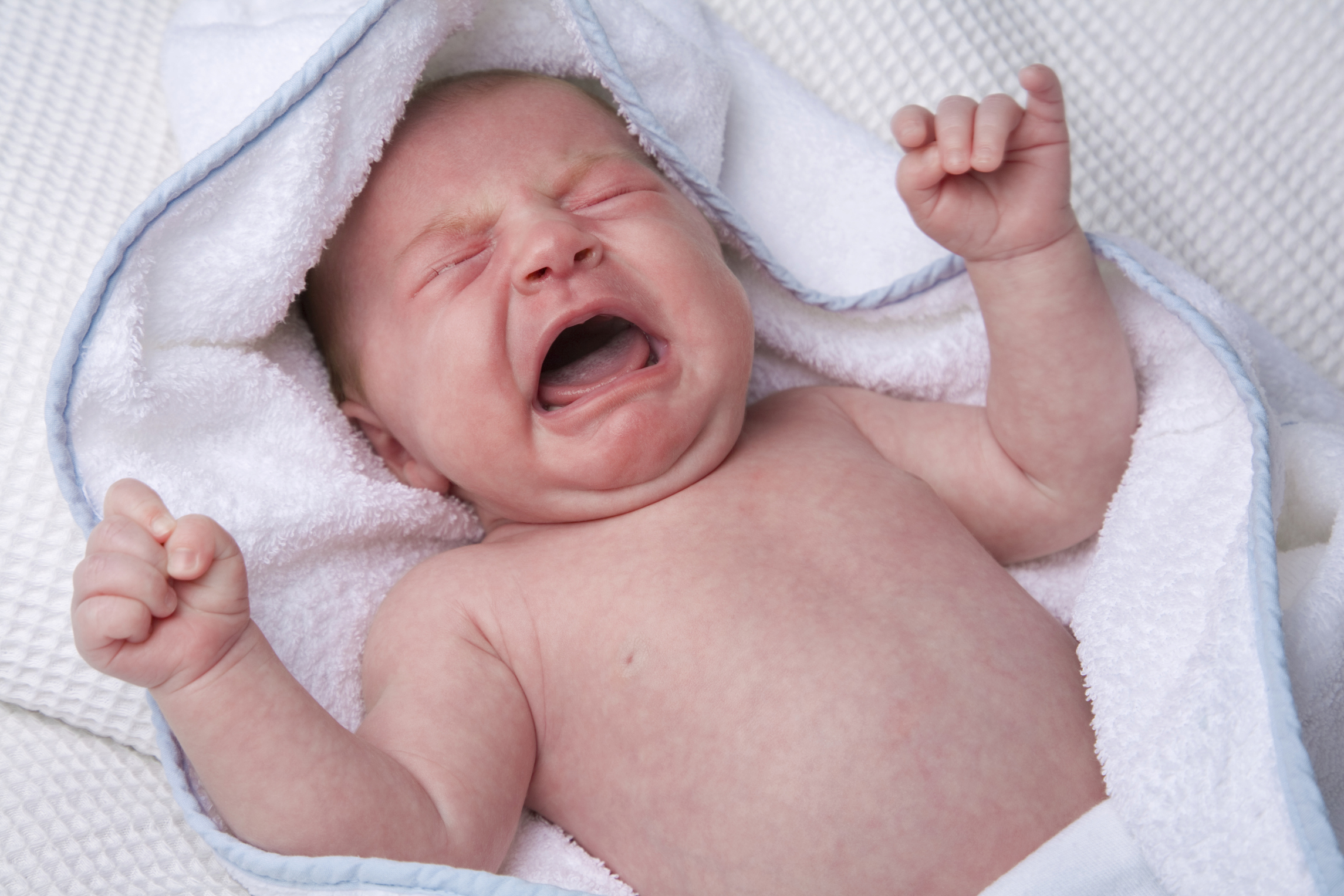 Плачь ребенка при рождении. Новорожденный ребенок. Грудничок плачет. Новорожденный ребенок плачет. Плачущий младенец.