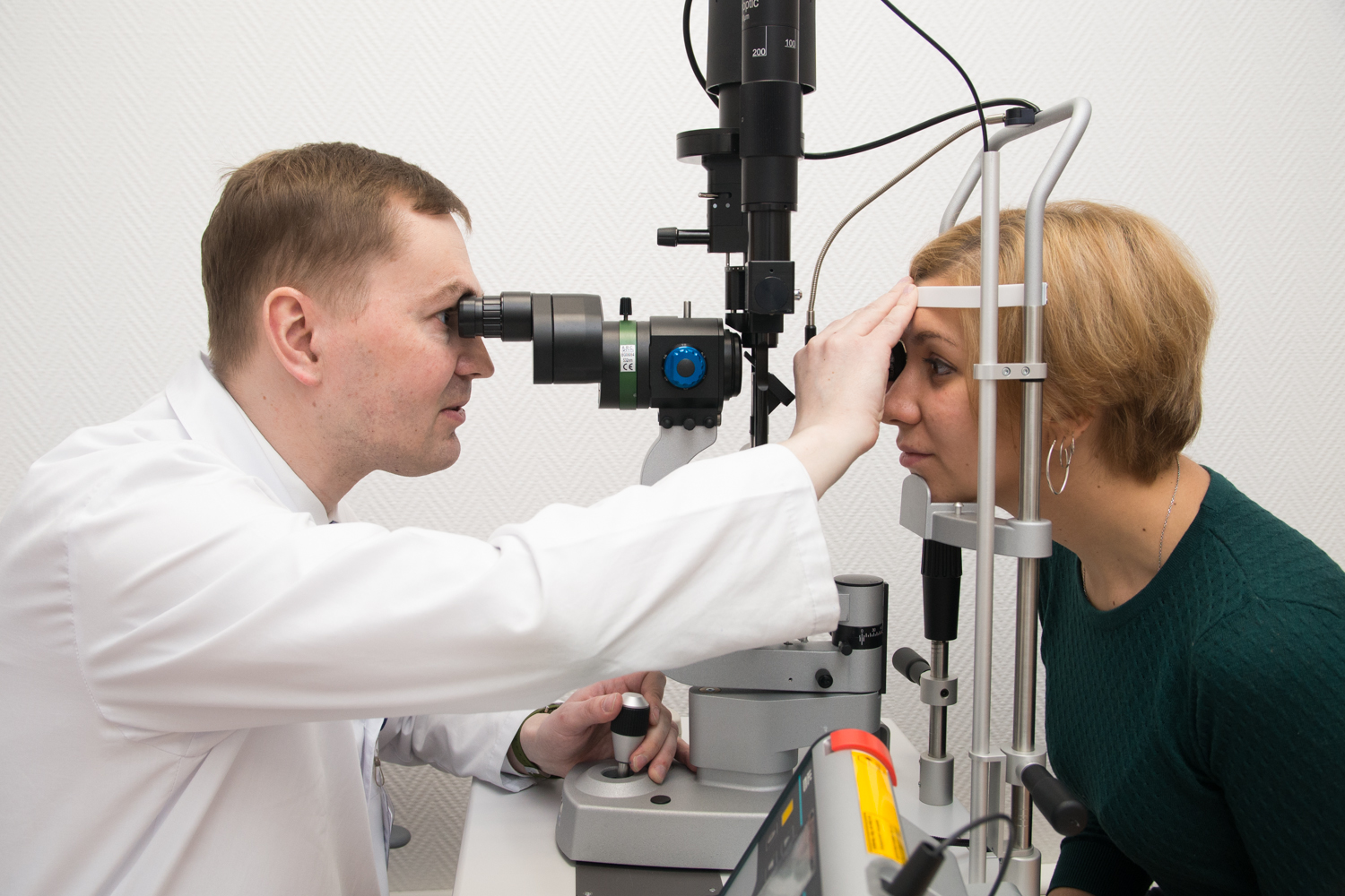Офтальмоскопия линзой. Прямая офтальмоскопия глазного дна. Офтальмоскопия с щелевой лампой. Бинокулярная офтальмоскопия глазного дна. Биомикроскопия глазного дна.